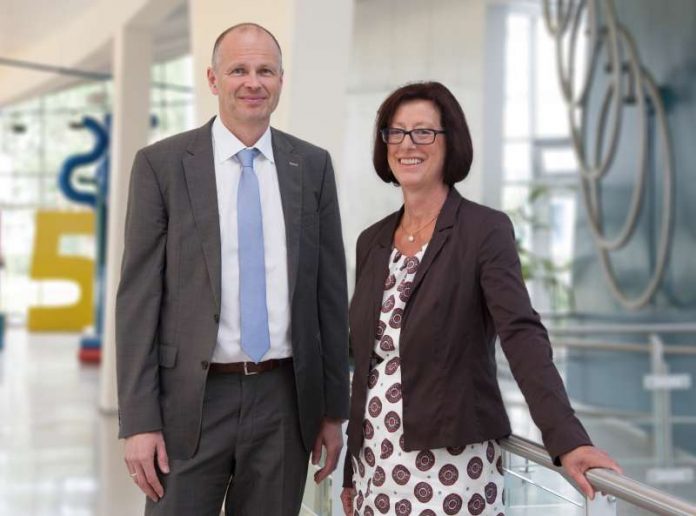 Ulrich Bäuerlein wird neuer Leiter des Haupt- und Personalamts, Sabine Vowinkel übernimmt die Leitung des Kämmereiamts (Foto Landratsamt Rhein-Neckar-Kreis)