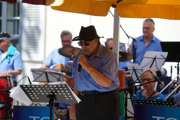 Dr. Gerd Wolff beim Lied "Blueberry Hill" (Foto: Holger Knecht)