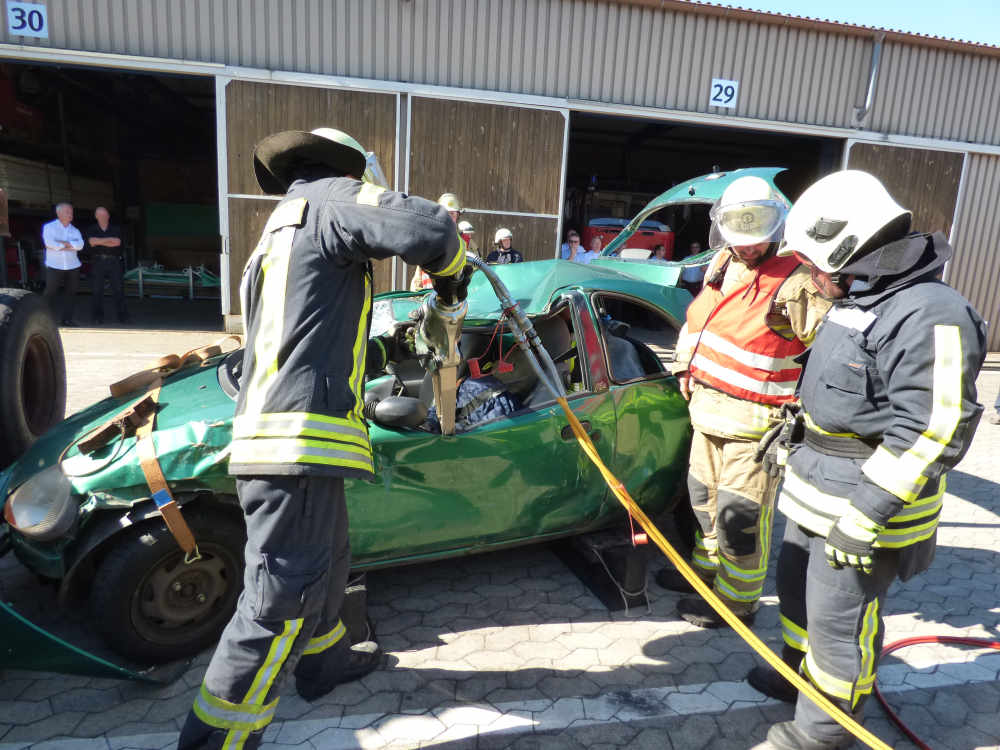 Einsatz des hydraulischen Spreizers (Foto: Stadt Kaiserslautern)