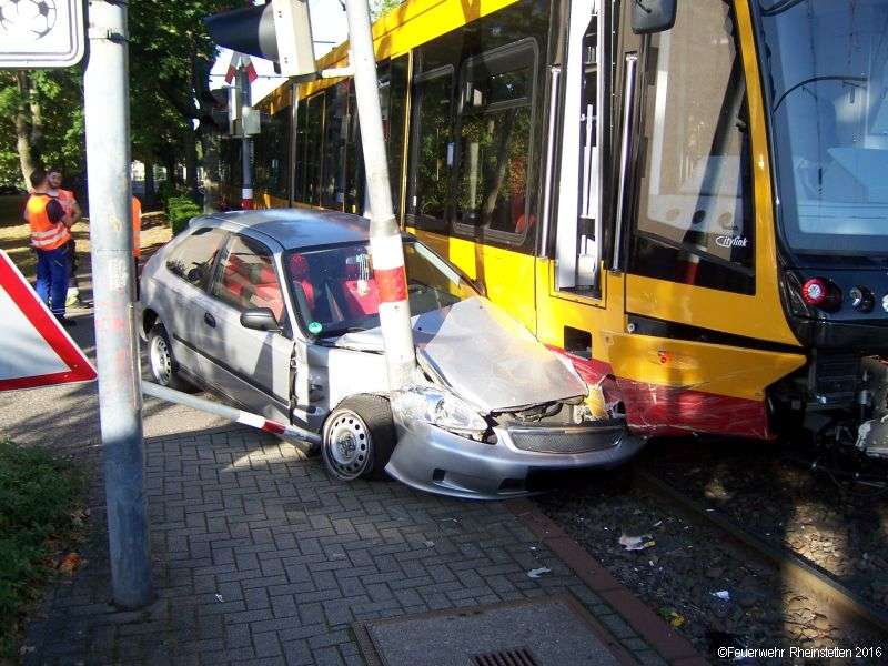 Ein PKW war eingeklemmt (Foto: Feuerwehr Rheinstetten)