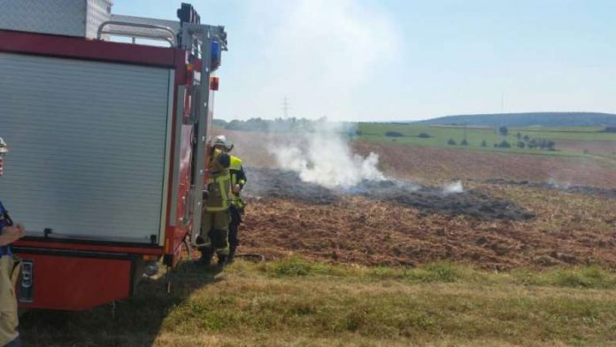 Die Feuerwehr Otterbach löschte das brennende Stroh (Foto: Feuerwehr VG Otterbach-Otterberg)