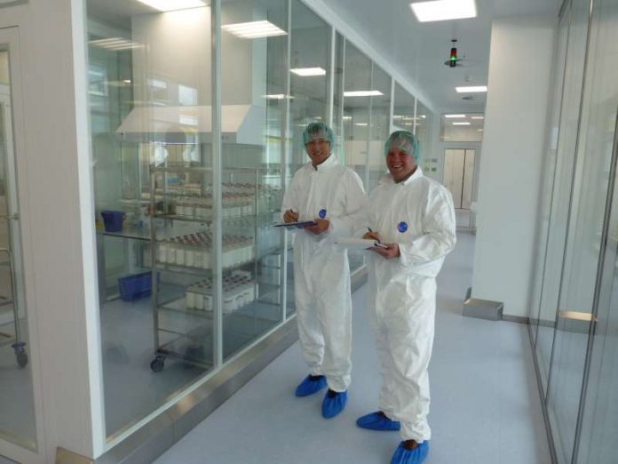 Foto PM RP_Pharmakontrollen_Ausland Die Kontrolleure des RP in einer hessischen Pharma-Firma; viele von ihnen importieren Stoffe aus dem Ausland. Diese werden dort vor Ort vom RP Darmstadt kontrolliert. (Foto: Regierungspräsidium Darmstadt)