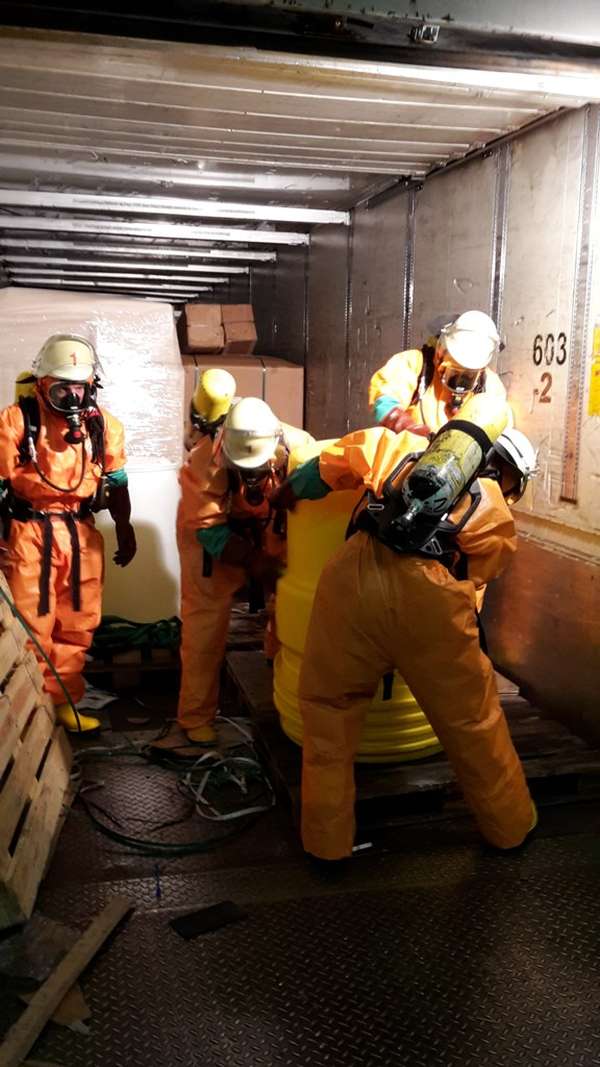 Ein 200 Liter Fass mit einem Gefahrstoff war leckgeschlagen (Foto: Feuerwehr Frankfurt am Main)