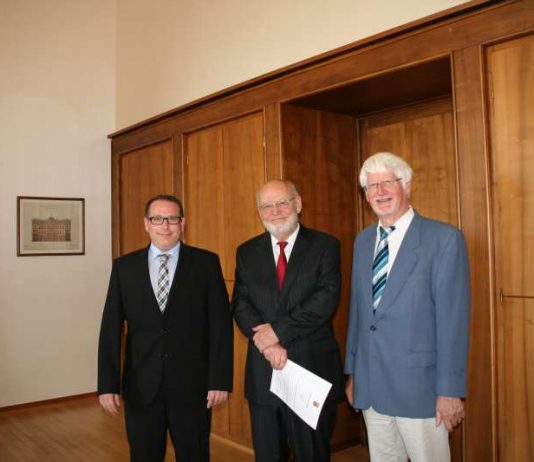 ADD-Präsident Thomas Linnertz und Stifter Eberhard Hirschler und Kirchenpräsident i.R. der Evangelischen Kirche der Pfalz (Foto: ADD)