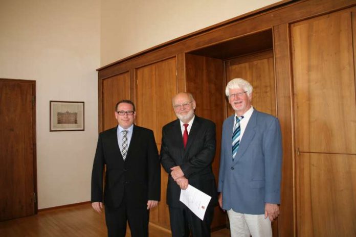 ADD-Präsident Thomas Linnertz und Stifter Eberhard Hirschler und Kirchenpräsident i.R. der Evangelischen Kirche der Pfalz (Foto: ADD)