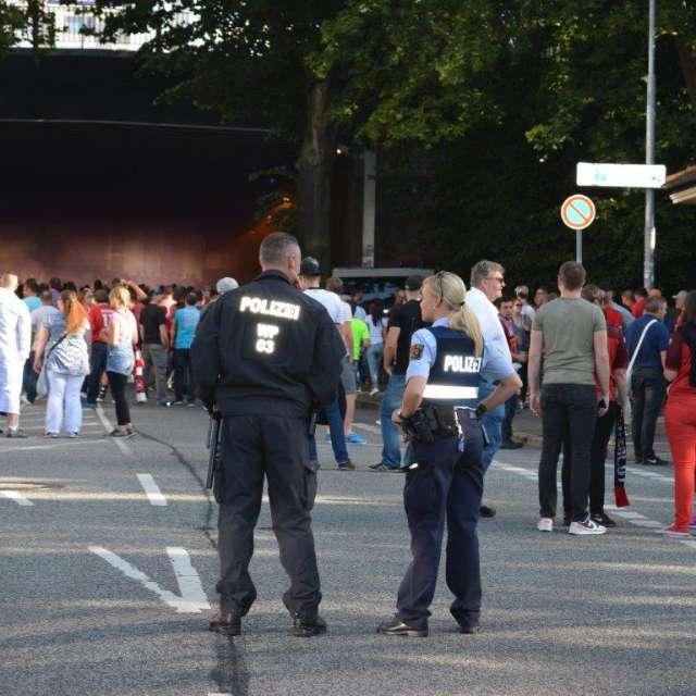 Bild vom Einsatz beim Spiel 1. FC Kaiserslautern gegen Hannover 96 (Foto: Polizeipräsidium Westpfalz)