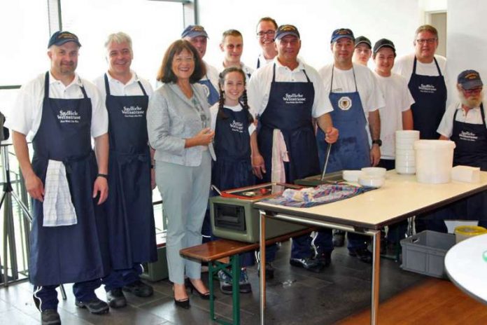 Landrätin Theresia Riedmaier mit den Mitgliedern des Verpflegungstrupps SÜW beim Kreisfeuerwehrtag 2016 in Annweiler. (Foto: Baumgartner)