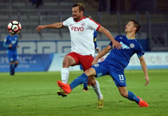 RL-Partie zwischen Kickers Offenbach und FCA Walldorf. FCA-Akteur Jonas Kiermeier gegen Offenbachs Matthew Taylor in Aktion (Foto: Hübner)