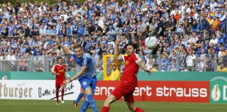 Walldorfs Angreifer Marcel Carl bei seinem 2:1-Treffer, Bochums Tim Hoogland kommt zu spät. (Foto Pfeifer)