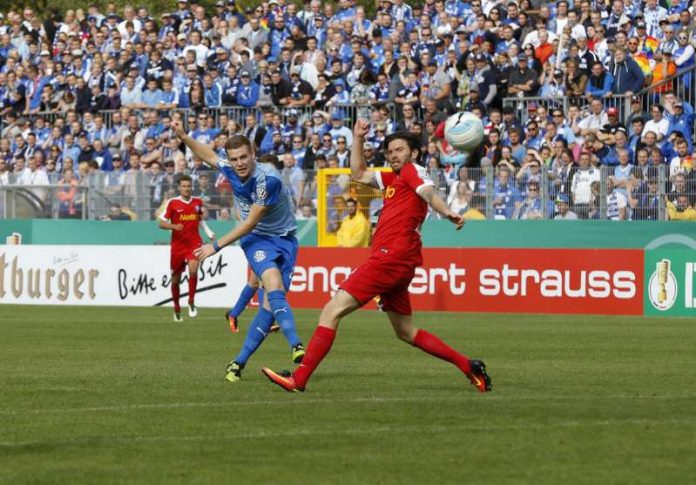 DFB-Pokal Partie zwischen FCA Walldorf und VfL Bochum. Walldorfs Angreifer Marcel Carl bei seinem 2:1-Treffer, Bochums Tim Hoogland kommt zu spät. (Foto Pfeifer)