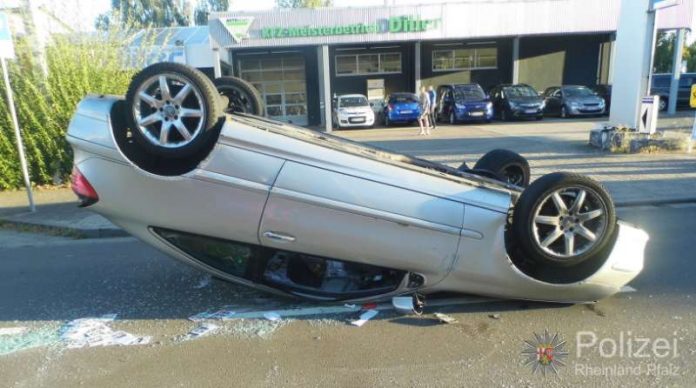 Der Mercedes kam auf dem Dach zum Liegen (Foto: Polizei)