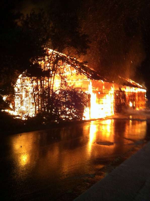 Die Lagerhalle brannte aus (Foto: Polizei)
