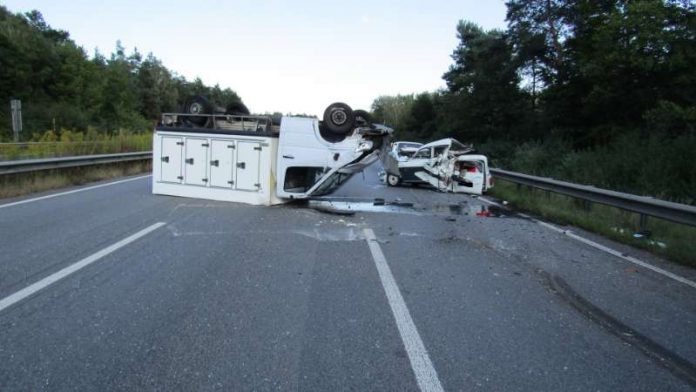 Klein-Lkw liegt nach Unfall auf dem Dach (Foto: Polizei)