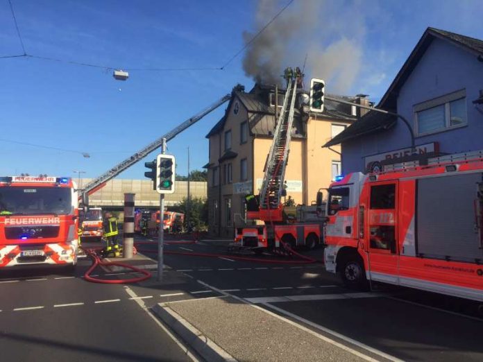 Frankfurt Unterliederbach Rauchentwicklung EinsatzFw Rauchentwicklung aus Dachgeschoss (Foto: Feuerwehr Frankfurt am Main)