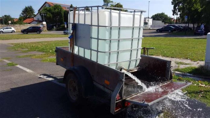 Der Anhänger war überladen. Zur Gewichtsreduzierung wurde Wasser abgelassen (Foto: Polizei)