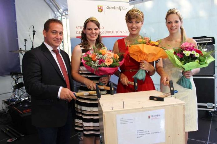 SGD Vizepräsident Dr. Hannes Kopf, Pfälzische Weinkönigin Julia Kren, Deutsche Weinkönigin Josefine Schlumberger, Rheinhessische Weinkönigin Sabrina Becker (Foto: SGD Süd)