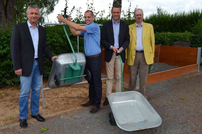 Landau Neue Splittbox und Transportkarren für den Dammheimer Friedhof Ingemar Roth, Geschäftsführer der Friedhofsdienst GmbH, Ortsvorsteher Florian Maier, Bürgermeister Dr. Maximilian Ingenthron und Friedhofsverwalter Gerhard Blumer (v.l.n.r.) testen die neuen Transportkarren auf dem Dammheimer Friedhof. Daneben: Die neue Splittbox. (Foto: Stadt Landau in der Pfalz)
