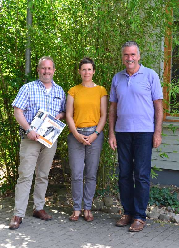 Freuen sich über mehr Inklusion im Landauer Zoo: Beigeordneter Rudi Klemm, Zoodirektor Dr. Jens-Ove Heckel und Diplom-Gebärdensprachdolmetscherin Silke Gold. (Foto: Stadt Landau in der Pfalz)