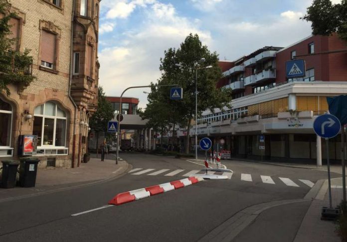 Eine Überquerungshilfe und Leitelemente sollen das regelwidrige Linksabbiegen vom Ostring in die Ostbahnstraße künftig verhindern. (Foto: Stadt Landau in der Pfalz