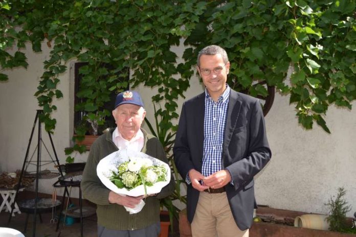 Ehemaliger Mörzheimer Ortsvorsteher Günther Lintz ist 90 Jahre alt Bürgermeister Dr. Maximilian Ingenthron mit Günther Lintz (Foto: Stadtverwaltung Landau in der Pfalz)