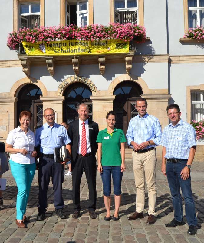 Gemeinsam mit Vertreterinnen und Vertretern der Polizei und der Sponsoren eröffnete Bürgermeister und Schuldezernent Dr. Maximilian Ingenthron den diesjährigen Aktionstag „Sicherer Schulweg“. (Foto: Stadt Landau in der Pfalz)