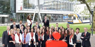 Gut gelaunt starteten die neuen Auszubildenden der Sparkasse Vorderpfalz ins Arbeitsleben. Begrüßt wurden sie von den Vorständen der Sparkasse Clemens G. Schnell (l.), Elke Rottmüller (2.v.r.) und Thomas Traue (r.) sowie Ausbildungsleiterin Tatjana Kamrad (2.v.l.). (Foto: Sparkasse Vorderpfalz)