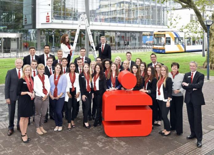 Gut gelaunt starteten die neuen Auszubildenden der Sparkasse Vorderpfalz ins Arbeitsleben. Begrüßt wurden sie von den Vorständen der Sparkasse Clemens G. Schnell (l.), Elke Rottmüller (2.v.r.) und Thomas Traue (r.) sowie Ausbildungsleiterin Tatjana Kamrad (2.v.l.). (Foto: Sparkasse Vorderpfalz)