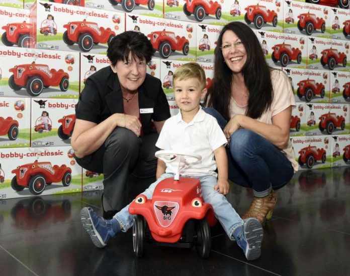Bobby-Car Sparkasse Vorderpfalz Die Begeisterung von Jannis (Bildmitte) beweist es: Das Bobby-Car ist das liebste Spielfahrzeug der Kleinen. Elke Rottmüller, Vorstandsmitglied der Sparkasse Vorderpfalz (l.) übergab den ersten von 170 Fahrzeugen an die Erzieherin Birgitt Spölgen der Evangelischen Kindertagesstätte Orangerie in Ludwigshafen Oggersheim. (Foto: Sparkasse Vorderpfalz)