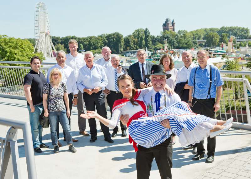 Bojemäschter Markus Trapp trägt seine Backfischbraut Mirjam Faber über die Schwelle der Karl-Kübel-Brücke. (Foto: Bernward Bertram)