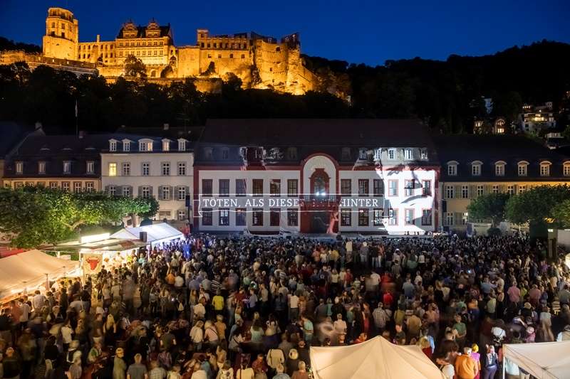 Die spektakulären Lichtinstallationen an der Fassade der Akademie der Wissenschaften zeigten Shakespeare-Klassiker wie König Lear, Hamlet, Ein Sommernachtstraum oder Romeo und Julia (Foto: Christian Buck. Quelle: Stadtwerke Heidelberg)