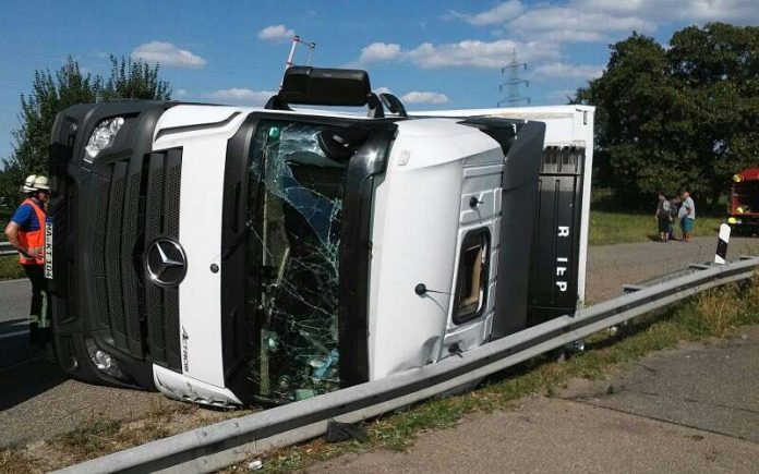 Der LKW-Fahrer wurde leicht verletzt, ca. 50.000 Euro Schaden (Foto: Polizei)