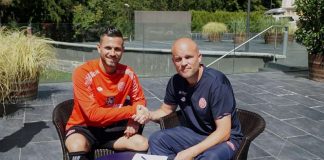 Danny Latza und 05-Sportdirektor Rouven Schröder bei der Unterzeichnung des neuen Vertrags im Teamhotel im italienischen Trainingslager (Foto: Mainz 05)