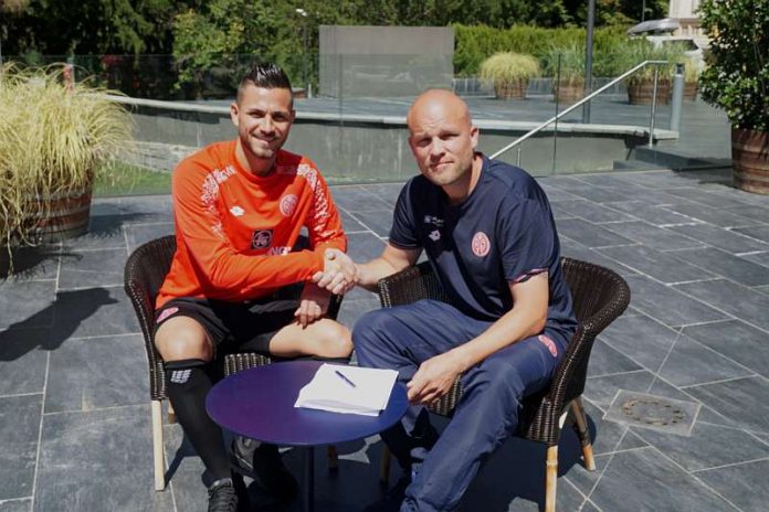 Danny Latza und 05-Sportdirektor Rouven Schröder bei der Unterzeichnung des neuen Vertrags im Teamhotel im italienischen Trainingslager (Foto: Mainz 05)