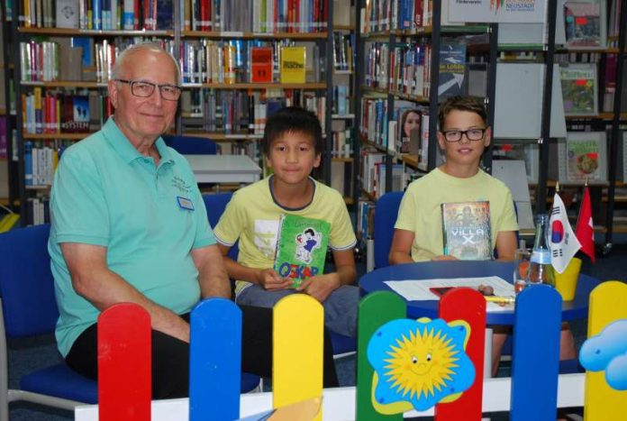 Heinz Pieper, Thai Son Nguyen (11 Jahre) und Finn Kirchberg (11 Jahre) bei ihrer Buchbesprechung. (Foto: Stadtverwaltung Neustadt an der Weinstraße)