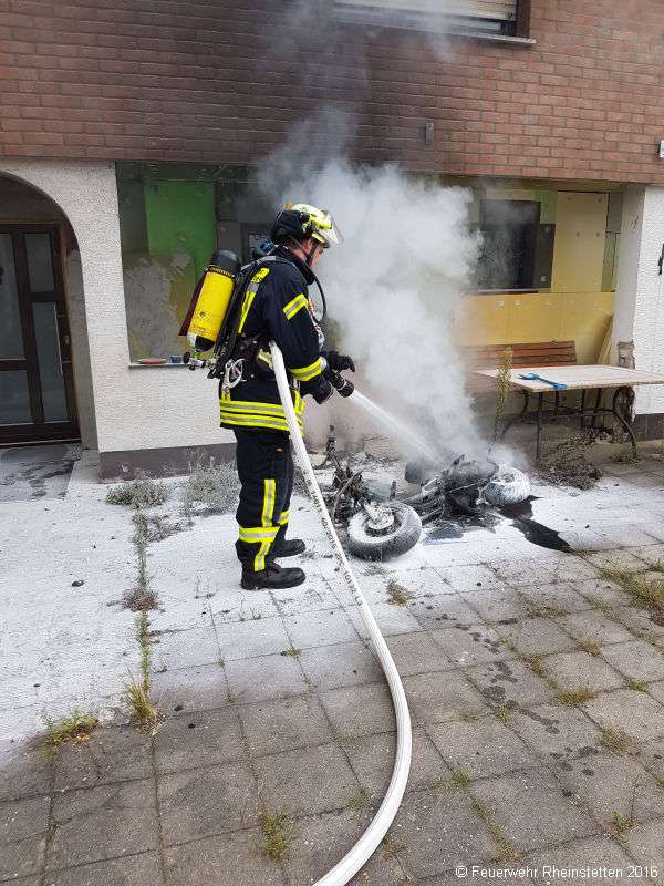 Die Feuerwehr löschte einen brennenden Motorroller (Foto: Feuerwehr Rheinstetten)