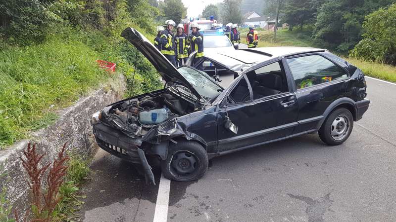 Der verunfallte PKW (Foto: Presseteam der Feuerwehr VG Lambrecht)