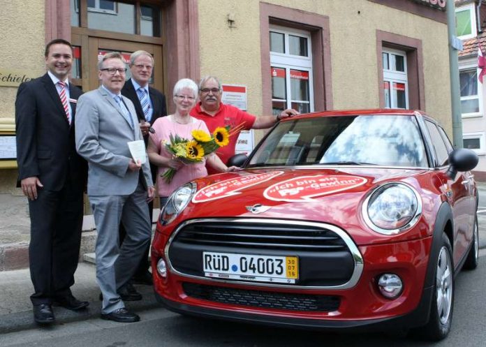 Ute und Adolf Klein aus Sembach wurde ein Mini überreicht (Foto: Kreissparkasse Kaiserslautern)