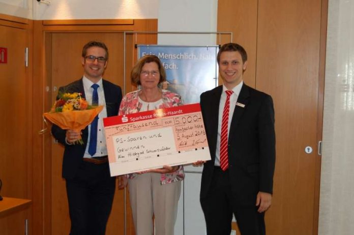 v.l.: Peter Müller – Kundenberater, Hildegard Schwarzwälder – Gewinnerin, Johannes Grund – Filialleiter Hambacher Höhe (Foto: Sparkasse Rhein-Haardt)