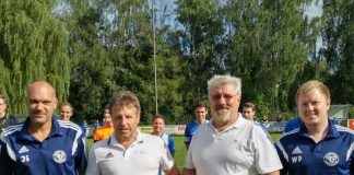 Scheckübergabe in Leopoldshafen; von links: Jugendleiter Jens Singler, Bernd Bastian, Vorsitzender Arnold Hofheinz, ehem. Jugendleiter Wasili Durow (Foto: Badischer Fußballverband)