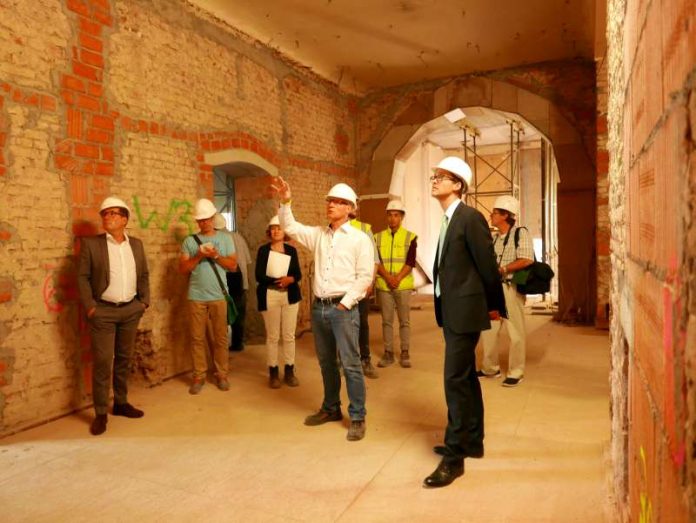Jan Schneider besucht Baustelle an der Elisabethenschule (Foto: Stadt Frankfurt)