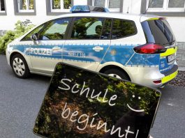Streifenwagen mit "Schultafel" (Foto: Polizeipräsidium Westhessen)