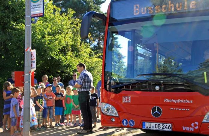 Die Busschülerinnen und Busschüler lernen das richtige Verhalten an der Haltestelle. (Foto: Kreisverwaltung Südliche Weinstraße)