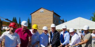 Neustadts Oberbürgermeister Hans Georg Löffler (fünfter von links) freut sich über den Baubeginn des „Wohnparks Neustadt“ (Foto: Stadtverwaltung Neustadt an der Weinstraße)