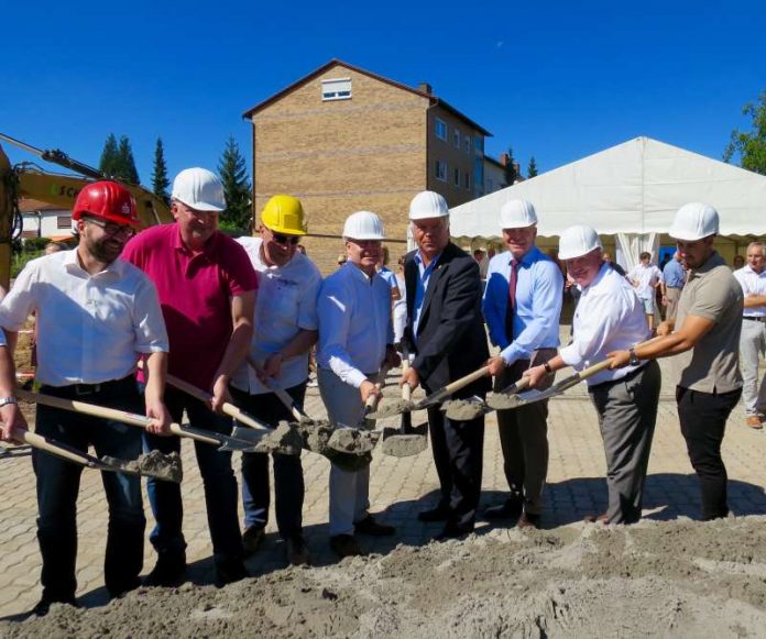 Neustadts Oberbürgermeister Hans Georg Löffler (fünfter von links) freut sich über den Baubeginn des „Wohnparks Neustadt“ (Foto: Stadtverwaltung Neustadt an der Weinstraße)