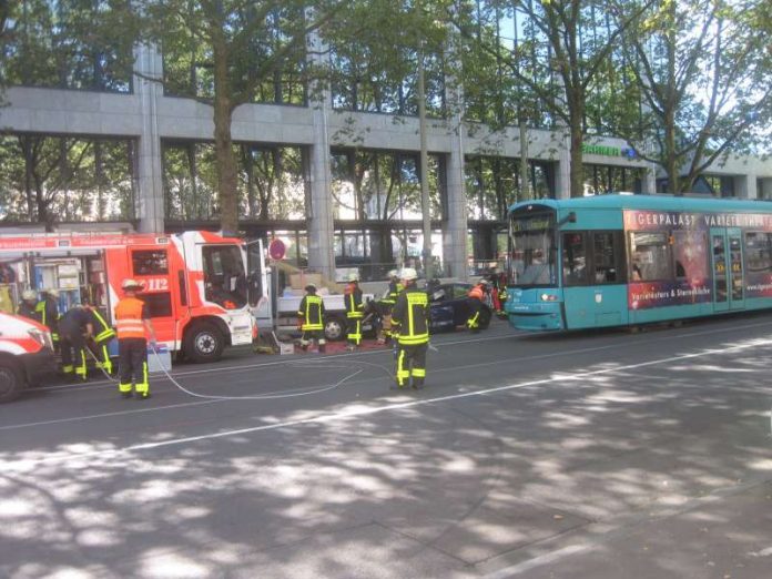Verkehrsunfall mit LKW PKW und StraBahn (Foto: Feuerwehr Frankfurt am Main)