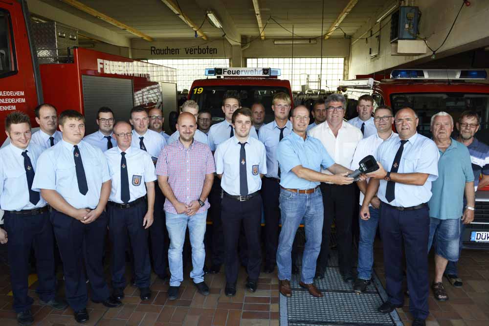 Foto: Helmut Dell, Spende einer Wärmebildkamera für die Feuerwehr Hettenleidelheim - Wattenheim. Die Autohäuser Lick, Roth, die Metzeregei Speeter, das Baggerunternehmen Philippi und er Drahtzug Stein, finanzierten dieses Spende.