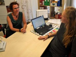 Vanessa Berg (links) in ihrem Büro im Jugend- und Kooperationszentrum "Mühle" im Gespräch mit Berufspraktikantin Jessica Kletke (Foto: Stadtverwaltung Bad Kreuznach)
