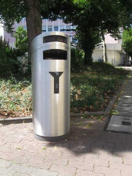 Abfallhai mit Hundekotbeutel-Spender in der Königstraße/Ecke St. Franziskus-Straße Abfallhai mit Hundekotbeutel-Spender in der Königstraße/Ecke St. Franziskus-Straße