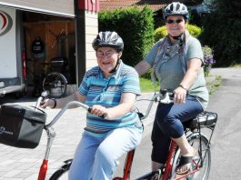 „Begleitetes_Wohnen“ (Foto: Andreas Lang): Gemeinsames Hobby: Margot Martin und ihre Schwester Sylvia Frey lieben Fahrradtouren.