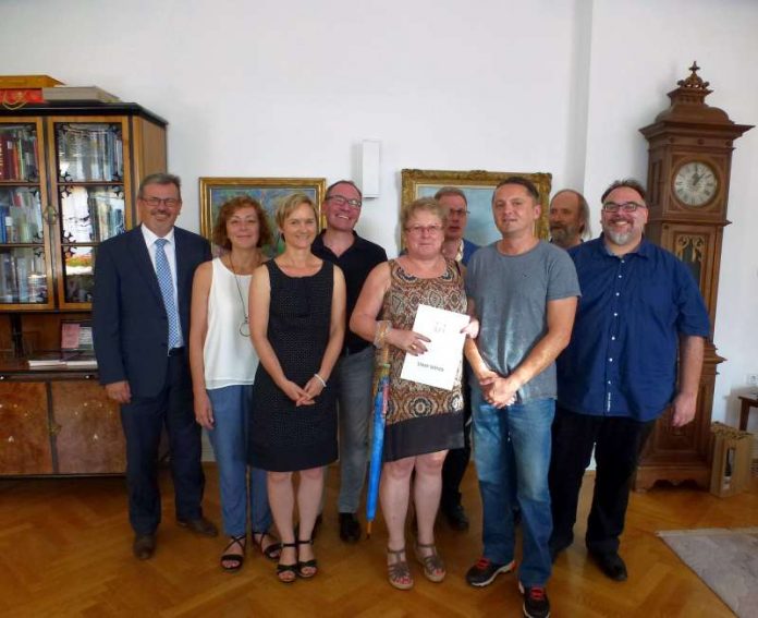 Gruppenbild im Stadthaus (v.l.): OB Hansjörg Eger, Isabel Estevez-Aneiros, Michael Spieß, Ingeborg Gräf, Michael Linz, Viktor Schaller, Personalrat Axel Elfert, Thomas Zimmermann (Foto: Stadt Speyer)